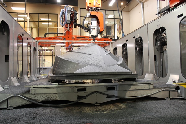 Thermwood LSAM® 10'x20' machining boat hull pattern Thermwood LSAM® 10'x20' machining boat hull pattern